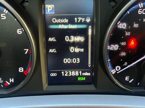 Used 2018 Toyota RAV4 XLE w/ Plus Extra Value Package AWD/4WD image 12