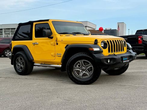Used 2019 Jeep Wrangler Sport AWD/4WD image 2