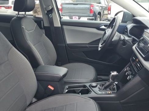 Used 2023 Volkswagen Taos SE w/ Panoramic Sunroof Package image 18