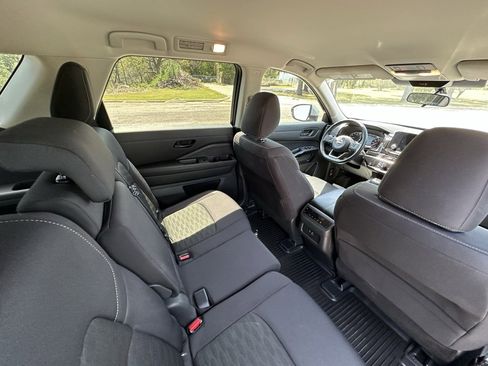Used 2024 Nissan Pathfinder SV image 16