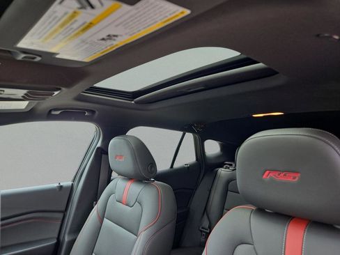 Used 2025 Chevrolet Trax RS w/ Sunroof Package image 32