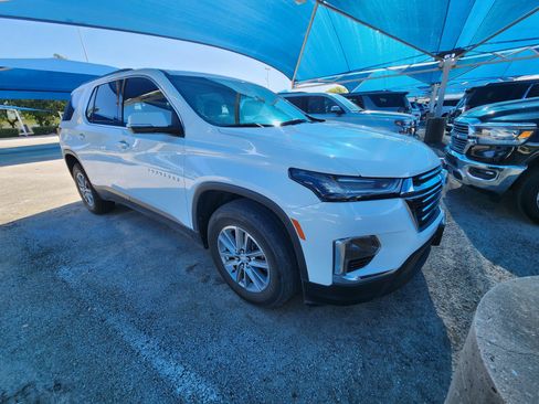 Used 2023 Chevrolet Traverse LT FWD image 2