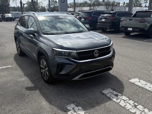 Certified 2023 Volkswagen Taos SE image 5