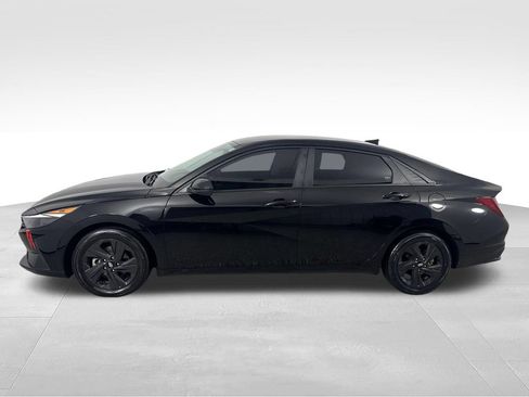 Used 2023 Hyundai Elantra SEL w/ Cargo Package FWD image 4