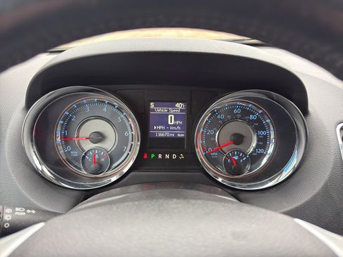 Used 2015 Chrysler Town & Country Touring-L w/ Driver Convenience Group image 19