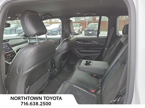 Used 2023 Jeep Grand Cherokee Altitude image 11