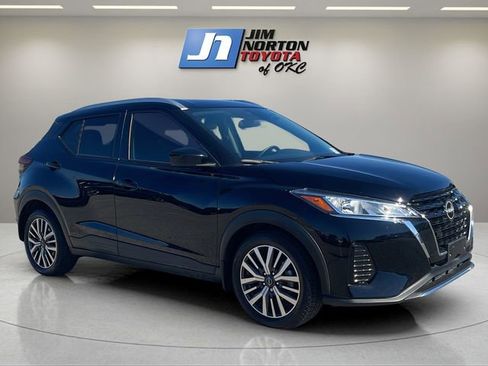 Used 2023 Nissan Kicks SV image 3