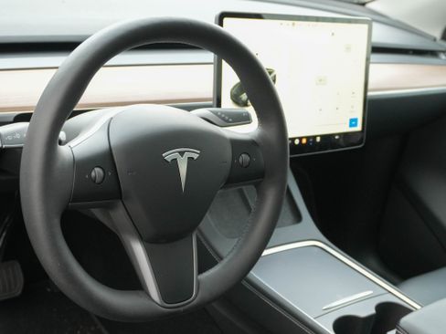 Used 2024 Tesla Model Y Long Range image 10