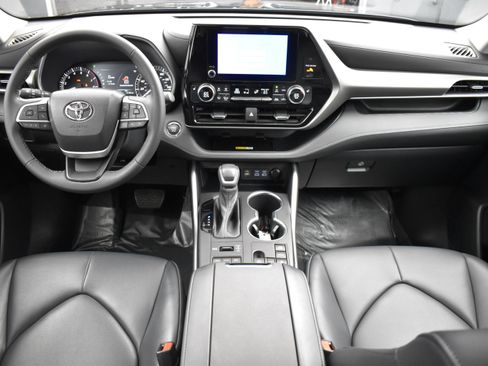 Used 2023 Toyota Highlander XLE AWD/4WD image 14