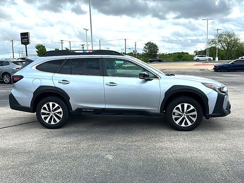 Used 2025 Subaru Outback Premium AWD/4WD image 9