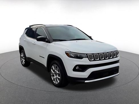 Used 2025 Jeep Compass Limited AWD/4WD image 3