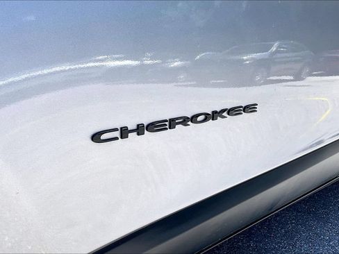 Used 2017 Jeep Cherokee Sport AWD/4WD image 24