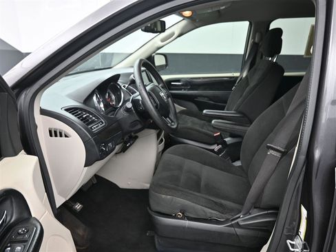 Used 2019 Dodge Grand Caravan SE w/ UConnect Hands-Free Group FWD image 12