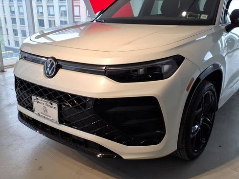 Used 2025 Volkswagen Tiguan SE R-Line image 7