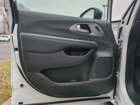 Used 2025 Chrysler Pacifica Select image 11