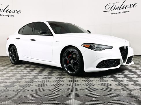 Used 2023 Alfa Romeo Giulia Veloce AWD/4WD image 1
