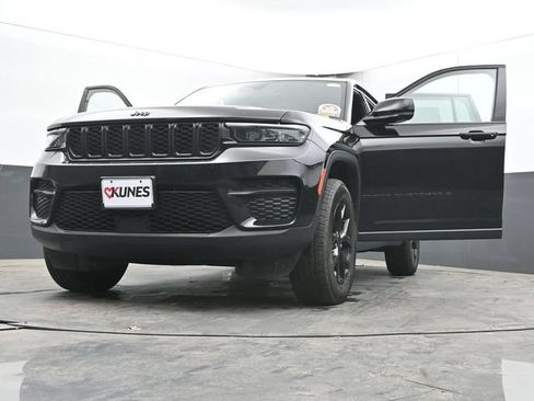 Used 2025 Jeep Grand Cherokee Altitude AWD/4WD image 66