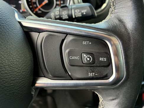 Used 2018 Jeep Wrangler Unlimited Sahara w/ Cold Weather Group AWD/4WD image 28