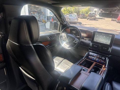 Used 2018 Lincoln Navigator Reserve w/ Technology Package AWD/4WD image 12