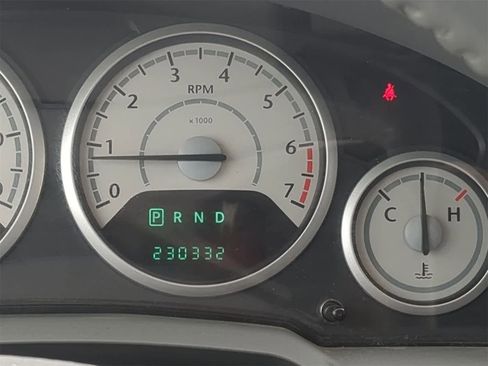 Used 2010 Chrysler Town & Country Touring image 38