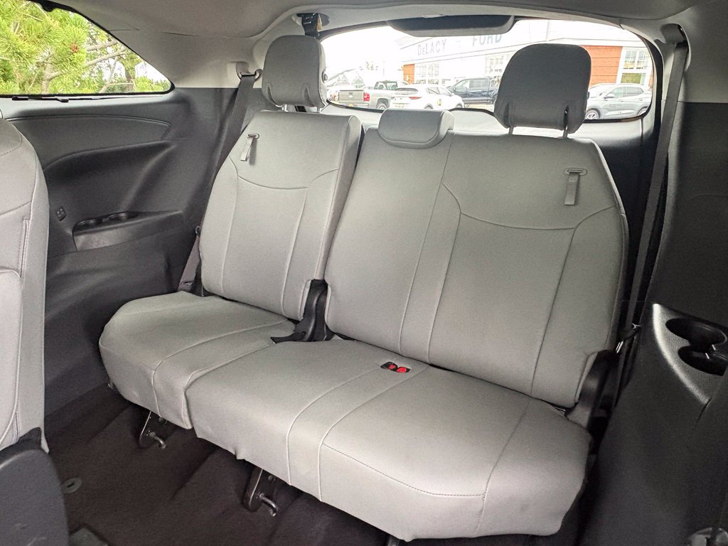 Used 2026 Toyota Sienna XLE FWD image 33