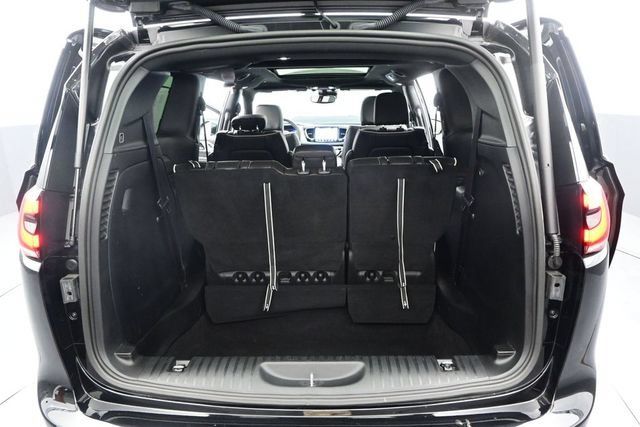 Used 2026 Chrysler Pacifica Limited FWD image 16