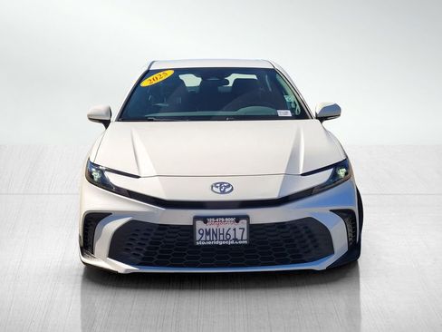 Used 2025 Toyota Camry SE image 2
