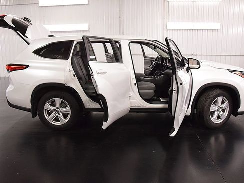 Used 2023 Toyota Highlander LE AWD/4WD image 36