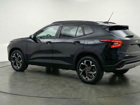 Used 2025 Chevrolet Trax LT w/ LT Convenience Package image 6