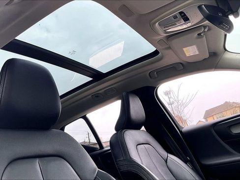 Used 2025 Volvo XC40 B5 Plus image 22