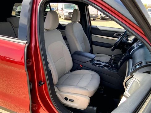 Used 2019 Ford Explorer XLT w/ Equipment Group 201A FWD image 9