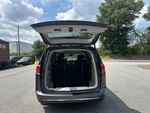 Used 2022 Chrysler Pacifica Touring-L FWD image 32