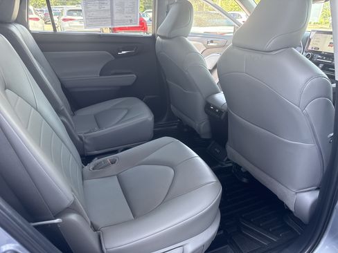 Used 2024 Toyota Highlander XLE FWD image 14