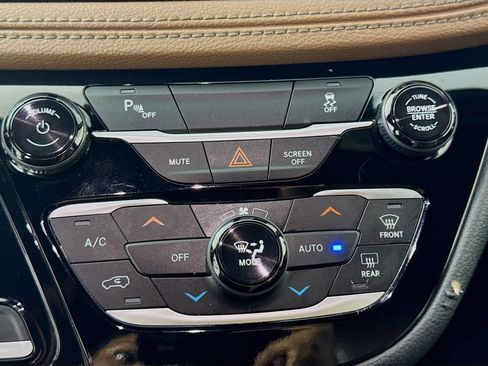 Used 2020 Chrysler Pacifica Limited FWD image 18