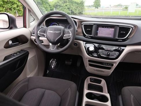 Used 2022 Chrysler Voyager LX FWD image 27