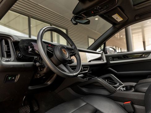 Certified 2024 Porsche Cayenne AWD/4WD image 4