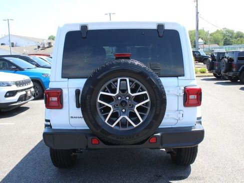 Used 2025 Jeep Wrangler Unlimited Sahara AWD/4WD image 28