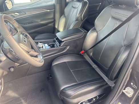 Used 2023 Jeep Grand Cherokee Overland w/ Luxury Tech Group IV AWD/4WD image 24