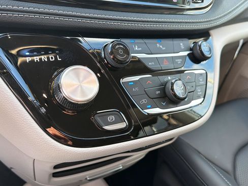 Used 2024 Chrysler Pacifica Limited FWD image 24