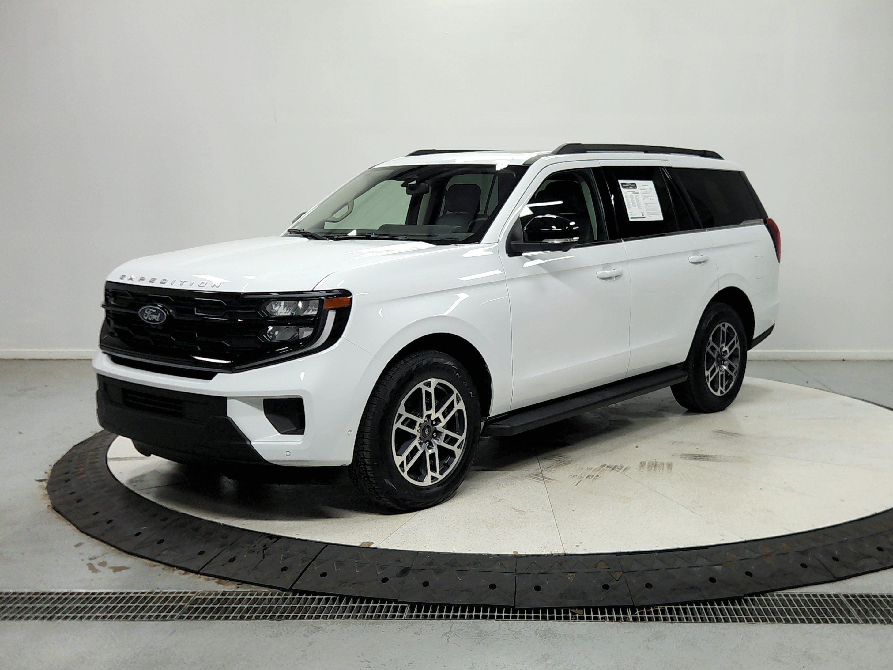 Used 2025 Ford Expedition Active AWD/4WD image 4