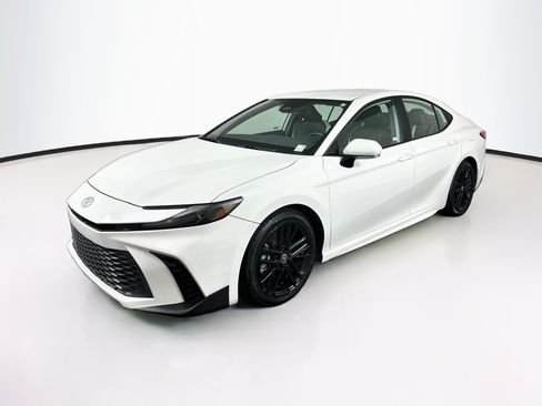 Used 2025 Toyota Camry SE FWD image 3