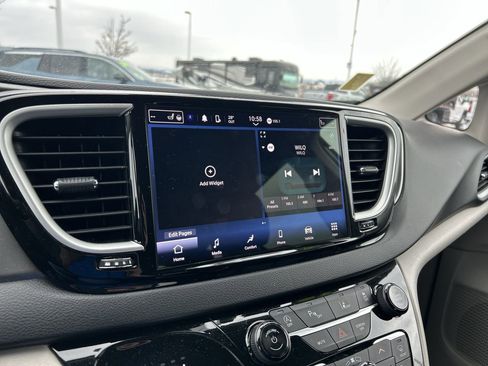 Used 2024 Chrysler Pacifica Touring-L image 26