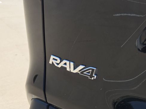 Used 2020 Toyota RAV4 XLE Premium FWD image 12