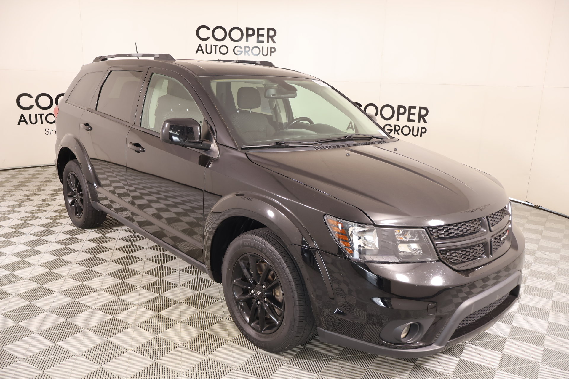 Used 2019 Dodge Journey SE FWD image 1