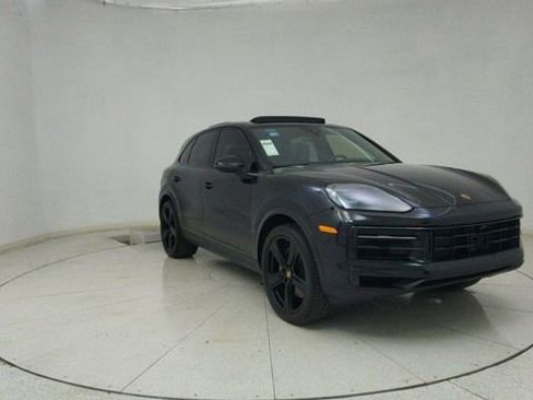 Used 2025 Porsche Cayenne w/ Premium Package image 66