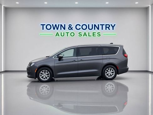 Used 2023 Chrysler Voyager LX FWD image 2