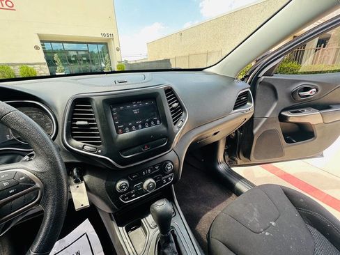 Used 2019 Jeep Cherokee Latitude w/ Popular Appearance Group FWD image 15