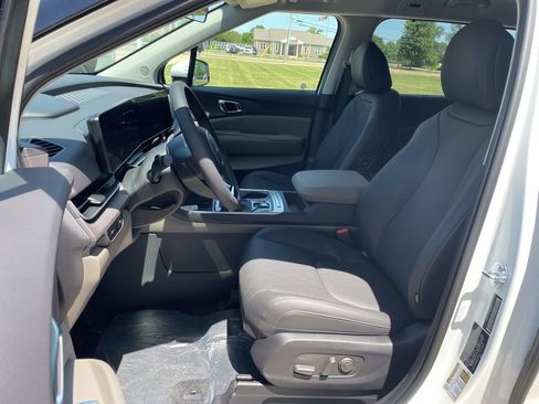 New 2026 Kia Carnival EX FWD image 8