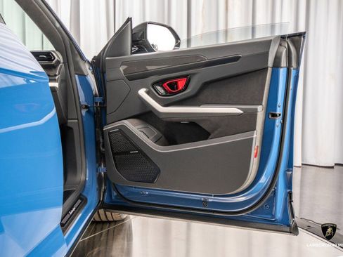 Used 2025 Lamborghini Urus SE image 54