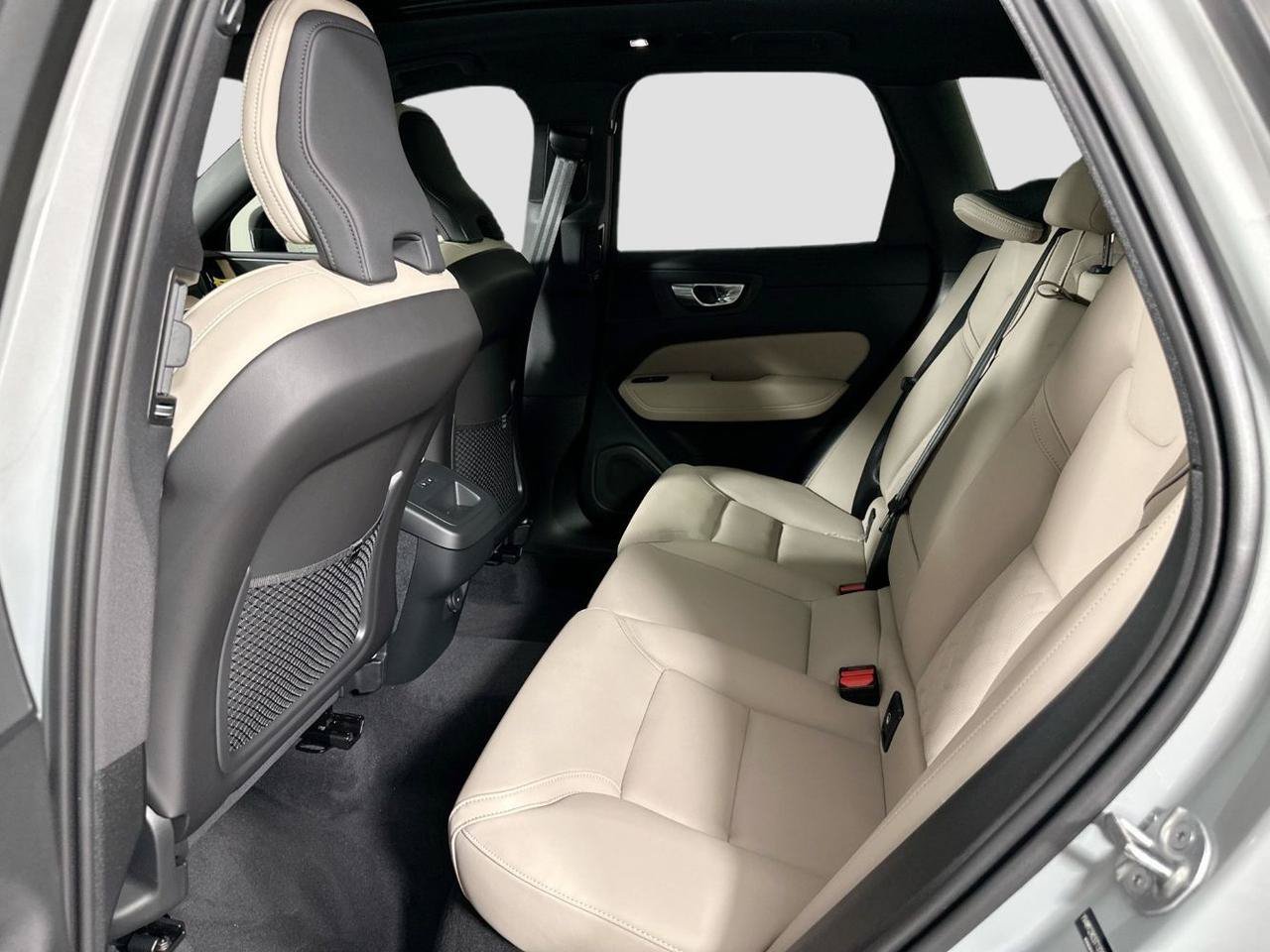 Used 2026 Volvo XC60 B5 Plus AWD/4WD image 4
